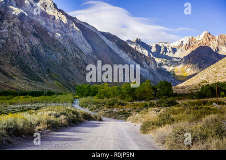 Viste la mattina di creste rocciose e cime della Sierra orientale montagne presi dalla strada sterrata per McGee Creek Trail head, California Foto Stock