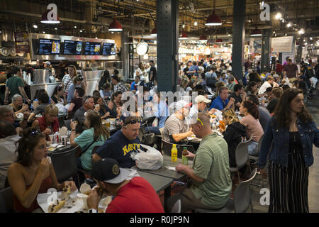 Reading Terminal Market, risalente al 1890, è un luogo popolare con i suoi numerosi locali per pranzare o da prodotti freschi, affettati, ecc nel centro cittadino di Philadelphia. Foto Stock