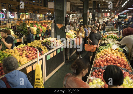 Reading Terminal Market, risalente al 1890, è un luogo popolare con i suoi numerosi locali per pranzare o da prodotti freschi, affettati, ecc nel centro cittadino di Philadelphia. Foto Stock