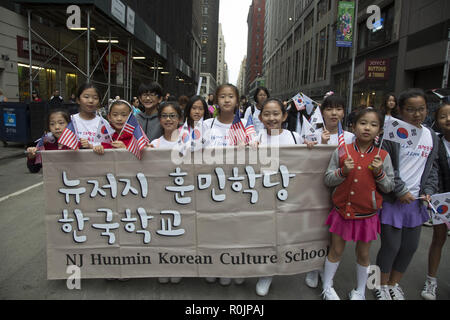 Il coreano parata del giorno nella città di New York passa attraverso il centro di Manhattan lungo la 6th Avenue in Korea Town a West 32nd Street. Gli studenti dal New Jersey Hunmin cultura coreana con orgoglio la Scuola di marzo in parata. Foto Stock