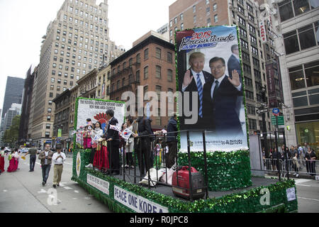 Il coreano parata del giorno nella città di New York passa attraverso il centro di Manhattan lungo la 6th Avenue in Korea Town a West 32nd Street. Comunicazione nazionale del consiglio consultivo promuove American & North & Suth coreano il progresso verso la pace e la riunificazione della Corea. Foto Stock