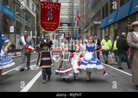 2018 Giornata Ispanica Parade sulla Quinta Avenue in New York City. Cileno Newyorkesi marzo in parata. Foto Stock