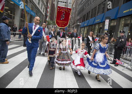 2018 Giornata Ispanica Parade sulla Quinta Avenue in New York City. Cileno Newyorkesi marzo in parata. Foto Stock