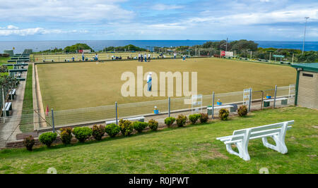 Donna che gioca a bocce su prato a Clovelly Bowling e la ricreazione Club Sydney NSW Australia. Foto Stock