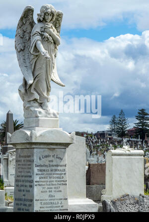 Il marmo angelo alato lapide presso il Cimitero di Waverley Bronte Sydney NSW Australia. Foto Stock