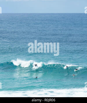 Surfers cattura un'onda a Bronte Beach Sydney NSW Australia. Foto Stock