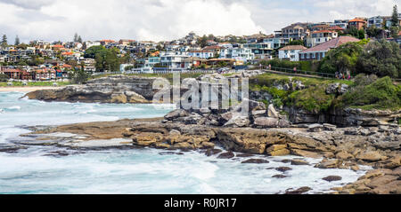 Per Bondi e Coogee passeggiata costiera a rocce Tamarama Oceano Pacifico Sydney NSW Australia. Foto Stock