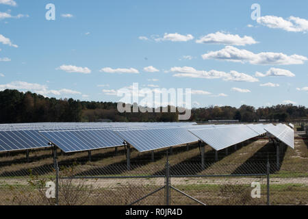 Fonti di energia rinnovabili campo sostituisce le colture di fattoria in Virginia Foto Stock