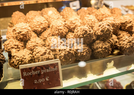 Au Poussin Bleu,pasticceria,patisserie,macaron,amaretto, torta,negozi,a,centro,d,Toulouse,città,Haute-Garonne,sud,d,Francia,Occitanie,francese,l'Europa,Unione Foto Stock