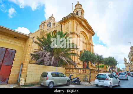 NADUR, Malta - 15 giugno 2018: la facciata del Sacro Cuore di Gesù chiesa, trova in Knisja street, accanto alla principale piazza del villaggio, il 15 giugno a NAD Foto Stock