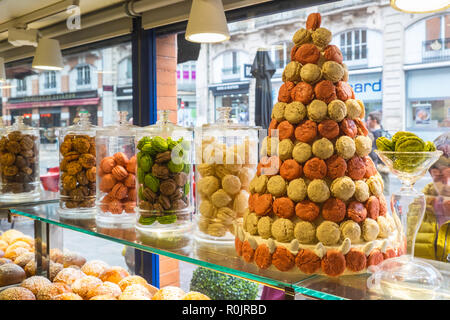 Au Poussin Bleu,pasticceria,patisserie,macaron,amaretto, torta,negozi,a,centro,d,Toulouse,città,Haute-Garonne,sud,d,Francia,Occitanie,francese,l'Europa,Unione Foto Stock