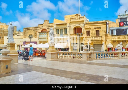 XAGHRA, Malta - 15 giugno 2018: il portico della Basilica della Natività con statue in pietra massiccia e corrimano, il 15 giugno a Xaghra. Foto Stock