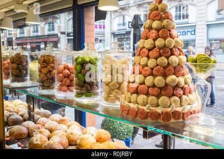 Au Poussin Bleu,pasticceria,patisserie,macaron,amaretto, torta,negozi,a,centro,d,Toulouse,città,Haute-Garonne,sud,d,Francia,Occitanie,francese,l'Europa,Unione Foto Stock