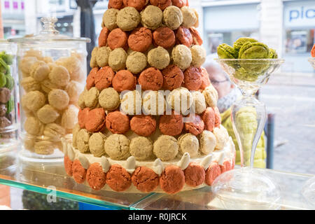 Au Poussin Bleu,pasticceria,patisserie,macaron,amaretto, torta,negozi,a,centro,d,Toulouse,città,Haute-Garonne,sud,d,Francia,Occitanie,francese,l'Europa,Unione Foto Stock