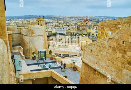 VICTORIA, Malta - 15 giugno 2018: guarda la città di Victoria e St Michael bastione dal muro alto della cittadella di Rabat, il 15 giugno a Victoria. Foto Stock