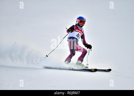 LOON MOUNTAIN USA - gennaio 24: Tina Sutton Memorial - sci da slalom della concorrenza. Il partecipante non identificato di sci junior gara di gennaio 24, 2016 a Foto Stock