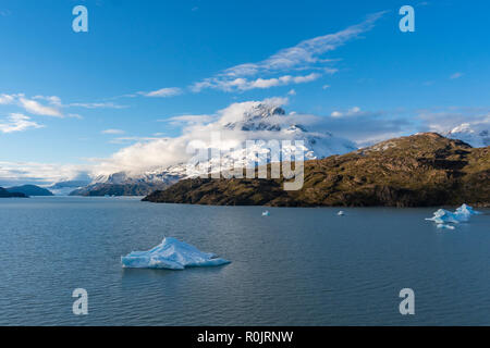 Vista del lago grigio al Parco Nazionale Torres del Paine in Cile Foto Stock