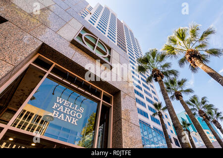 Settembre 22, 2018 a Sacramento / CA / STATI UNITI D'AMERICA - Wells Fargo Bank ramo situato in la Wells Fargo Center (l'edificio più alto della città) Foto Stock