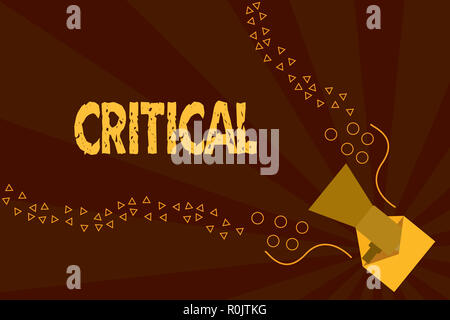 Segno di testo mostra critico. Foto concettuale che esprimono disapprovazione negativi commenti sentenze delusione. Foto Stock