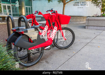 Settembre 23, 2018 a Sacramento / CA / STATI UNITI D'AMERICA - Salto di biciclette elettriche parcheggiata sul Capitol Mall; Salto Bike è un dockless bicicletta elettrica sistema di condivisione ac Foto Stock