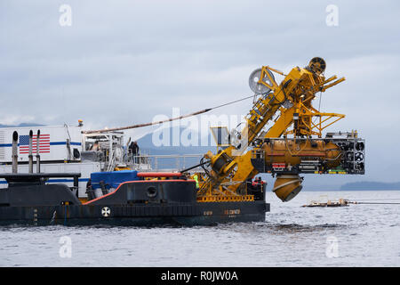 181027-N-MF696-155 KETCHIKAN, Alaska (Ottobre 27th, 2018) un militare Sealift Command-charter nave mercantile HOS Dominator distribuisce sottomarino il comando di salvataggio (HRK) pressurizzato modulo di soccorso (PRM) per condurre una coniugata con la Virginia-classe fast-attacco sommergibile USS Texas (SSN 775) immersi nel sud-est Alaska misurazione acustica Facility (SEAFAC) sito statico. URC sta conducendo un sommergibile esercitazione di soccorso con Texas al largo della costa di Ketchikan, Alaska a SEAFAC. (U.S. Navy foto di Monica McCoy/rilasciato) Foto Stock