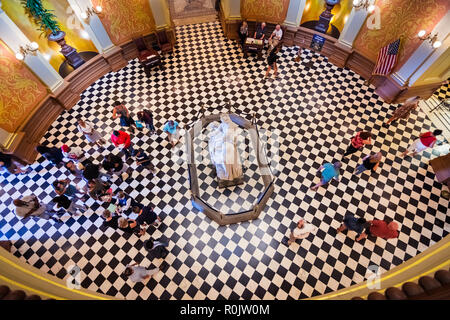 Settembre 22, 2018 a Sacramento / CA / USA - Le persone che visitano la California State Capitol; l'edificio serve sia come un museo e lo stato di lavoro di Foto Stock