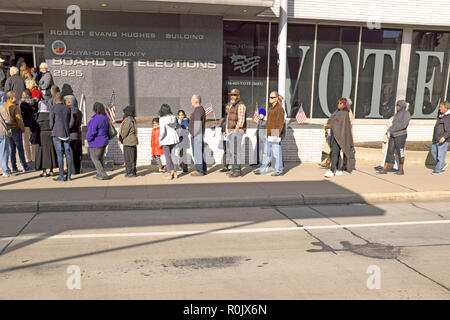 A que degli elettori al di fuori della contea di Cuyahoga consiglio di elezioni in downtown Cleveland, Ohio, Stati Uniti d'America attendere per votare nel 2018 US elezioni intermedia. Foto Stock