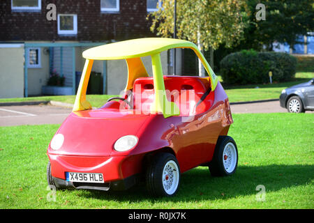 Street-legal Little Tikes rosso-giallo auto è in vendita su eBay. Si tratta di un tipo di auto,atteggiamento Autos dice che ci sono voluti 16 settimane per creare la vettura, trasformandola al di fuori di un DAEWOO MATIZ. La vettura scendono a 70mph, sedi di due unità, manuale, e ora ha circa 5.000 miglia di uso su strada su di esso. La pagina di eBay ha elencato a £ 21.500 (circa $33,200 USD), giù dalla quale atteggiamento Autos dice che la vettura è stata la valutazione iniziale di $ 46.000 USD Foto Stock