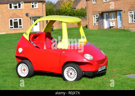 Street-legal Little Tikes rosso-giallo auto è in vendita su eBay. Si tratta di un tipo di auto,atteggiamento Autos dice che ci sono voluti 16 settimane per creare la vettura, trasformandola al di fuori di un DAEWOO MATIZ. La vettura scendono a 70mph, sedi di due unità, manuale, e ora ha circa 5.000 miglia di uso su strada su di esso. La pagina di eBay ha elencato a £ 21.500 (circa $33,200 USD), giù dalla quale atteggiamento Autos dice che la vettura è stata la valutazione iniziale di $ 46.000 USD Foto Stock