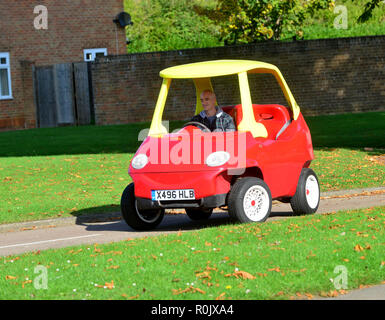 Street-legal Little Tikes rosso-giallo auto è in vendita su eBay. Si tratta di un tipo di auto,atteggiamento Autos dice che ci sono voluti 16 settimane per creare la vettura, trasformandola al di fuori di un DAEWOO MATIZ. La vettura scendono a 70mph, sedi di due unità, manuale, e ora ha circa 5.000 miglia di uso su strada su di esso. La pagina di eBay ha elencato a £ 21.500 (circa $33,200 USD), giù dalla quale atteggiamento Autos dice che la vettura è stata la valutazione iniziale di $ 46.000 USD Foto Stock