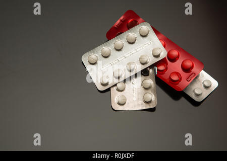 Diversi farmaci. Le compresse, le pillole in confezione blister. Farmaci farmaci, laici piana, overhead Foto Stock