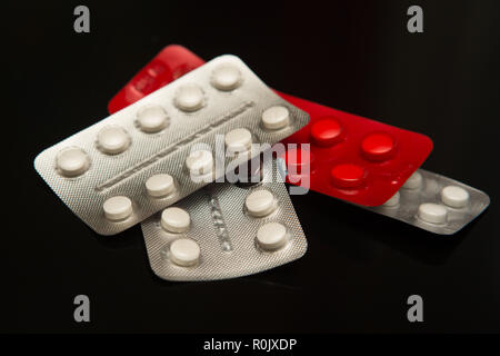 Diversi farmaci. Le compresse, le pillole in confezione blister. Farmaci farmaci, laici piana, overhead Foto Stock
