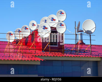 Gadijevo, Russia - 13 Maggio 2018: Molte parabole satellitari sono installati sul tetto Foto Stock