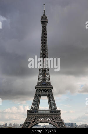 La famosa torre Eiffel e sotto le nuvole pesanti,Parigi, Francia. Foto Stock