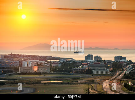 Tramonto con Ghiacciaio Snaefellsjokull, Reykjavik, Islanda Foto Stock