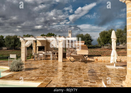 Cucina esterna alla villa di lusso Foto Stock