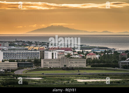 Tramonto con Ghiacciaio Snaefellsjokull, Reykjavik, Islanda Foto Stock