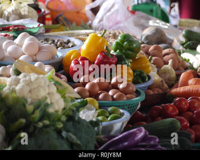 Ortaggi freschi in stallo del mercato, Hoi An, Vietnam Foto Stock