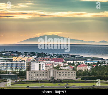 Tramonto con Ghiacciaio Snaefellsjokull, Reykjavik, Islanda Foto Stock