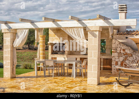 Cucina esterna per motivi di villa di lusso Foto Stock