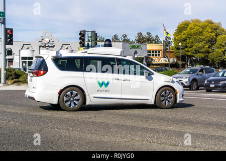 3 novembre 2018 Mountain View / CA / STATI UNITI D'AMERICA - Waymo auto auto pilotaggio effettuando test su di una strada nella Silicon Valley Foto Stock