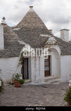 Alberobello è una piccola città (circa 11.000 )In Puglia nel sud Italia contenente una piccola colonia di case noto come 'Trulli'. La forma descrive le Foto Stock