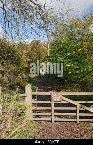 Attenzione segnale linee elettriche aeree attaccato al cancello di legno North Yorkshire Inghilterra Regno Unito GB Gran Bretagna Foto Stock