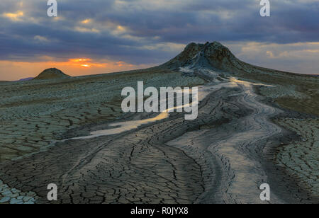 I vulcani di fango in Gobustan al tramonto Foto Stock