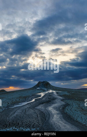 I vulcani di fango in Gobustan al tramonto Foto Stock