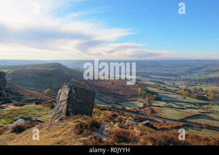 La mattina di sole autunnale illumina il Derbyshire paesaggio. Vista dall alto sul bordo Curnbar nella speranza Valley. Foto Stock