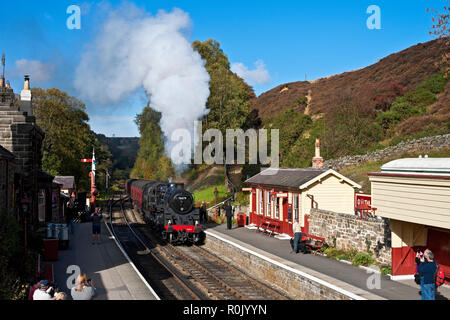 Locomotiva con motore a vapore di classe standard che entra nella piattaforma della stazione ferroviaria Goathland North Yorkshire Moors Railway NYMR Inghilterra UK Britain Foto Stock