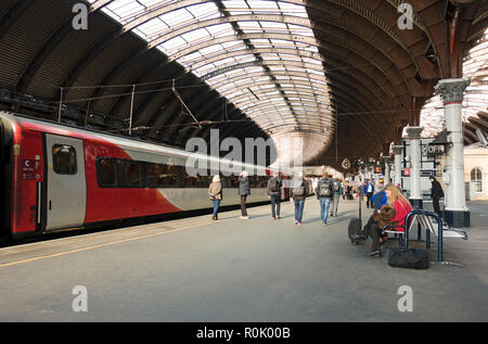 Persone passeggeri accanto al treno LNER in attesa al binario della stazione ferroviaria York North Yorkshire Inghilterra Regno Unito Regno Unito Gran Bretagna Foto Stock