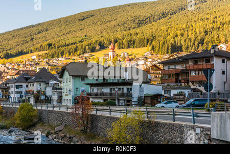 Paesaggio autunnale in Val Gardena. La città di Santa Cristina (St. Christina in Groden) con la luce del tramonto, situato nel cuore di Dolomit Foto Stock