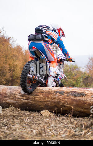 Driver non identificato a disco gara di enduro in Soko Banja, Serbia. Foto Stock